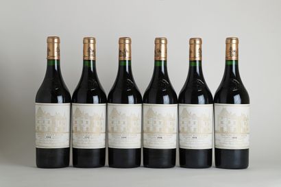 null 6 B CHATEAU HAUT-BRION (Caisse Bois d'origine abimée) (e.l.s; c.l.a. bas de...