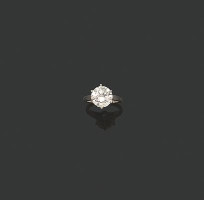 null 
戒指 "接龙

整改说明/颜色J

明亮切割的钻石

铂金 (950)

Td。: 49 - Pb.6.1克



钻石伴随着一份简化的LFG报告，证明:

重量...