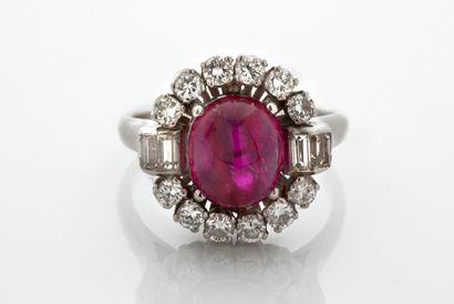 null BAGUE «RUBIS»
Cabochon de rubis, diamants ronds et baguettes
Platine (850)
Td....