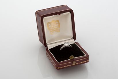 CARTIER BAGUE «DIAMANT»
Diamant rond et diamants trapèzes
Platine (950)
Signée, numérotée
Td....