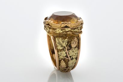 null BAGUE D'ÉVÈQUE Importante citrine et ors 18k (750) ciselés de rameaux de vigne
Époque...