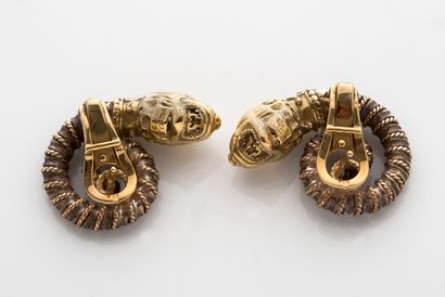 ZOLOTAS «TÊTE DE LION»
Paire de clips d'oreilles Or jaune 18k (750) et argent (<800)
Signée
H....