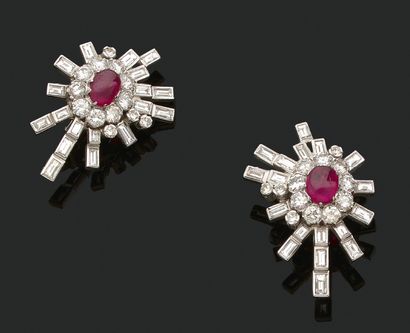 null PAIRE DE CLIPS D'OREILLES «RUBIS»
Cabochon de rubis, diamants ronds et baguettes
Or...