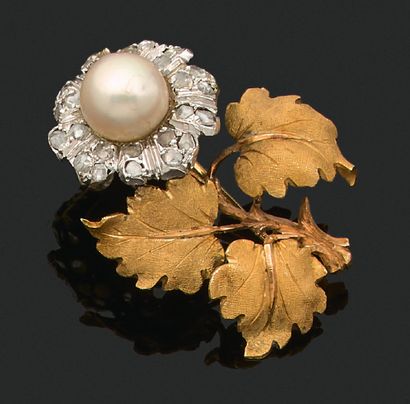 M. BUCCELLATI BROCHE «FLEUR»
Perle de culture, diamants taille rose
Or ciselé 18k...