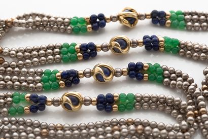 CARTIER «VINTAGE»
Sautoir de perles acier, lapis lazuli et chrysoprases
Or 18k (750),...