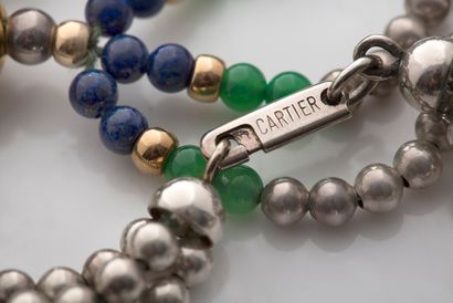 CARTIER «VINTAGE»
Sautoir de perles acier, lapis lazuli et chrysoprases
Or 18k (750),...