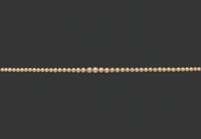  «PERLES FINES» Collier de 85 perles supposées fines, non testées en chute Fermoir...