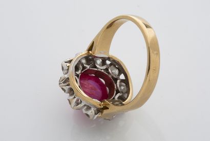 null BAGUE «RUBIS»
Rubis cabochon, diamants ronds
Or jaune et gris 18k (750)
Td....