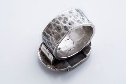 Jean Després Bague martelée
Galuchat vert, argent (<800)
Poinçon de maître
Td. :...