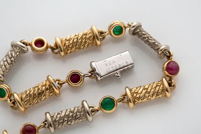 VAN CLEEF & ARPELS Bracelet
Cabochons de rubis et émeraudes Or jaune et gris 18k...