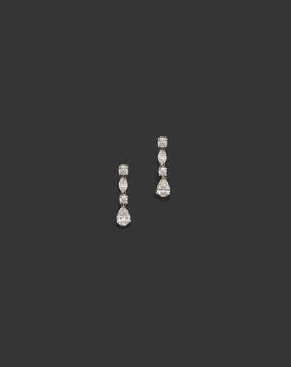 TIFFANY & CO Paire de pendants d'oreilles Diamants taille navette, poires et brillants
Platine...