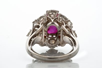 null BAGUE «RUBIS»
Rubis forme coussin, diamants navettes et brillants
Platine (950)
Poinçon...