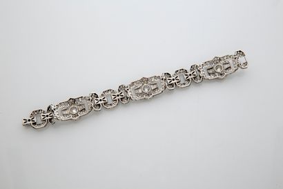 null 
钻石手镯

古董和长方形切割钻石，铂金（950）。

长：19厘米左右。42.9克



一个钻石和铂金手镯
