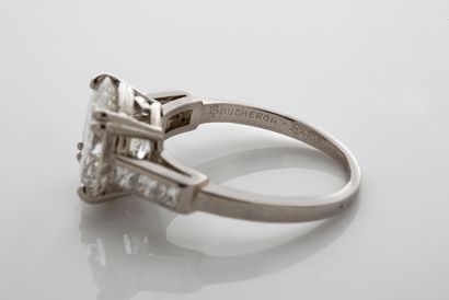 BOUCHERON BAGUE «DIAMANT» Diamant taille brillant et diamants taille princesse Platine...