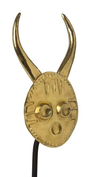 MAX ERNST (1891-1976) 
Tête à Cornes

Yellow gold 23 carats (958), weight : 6,41...