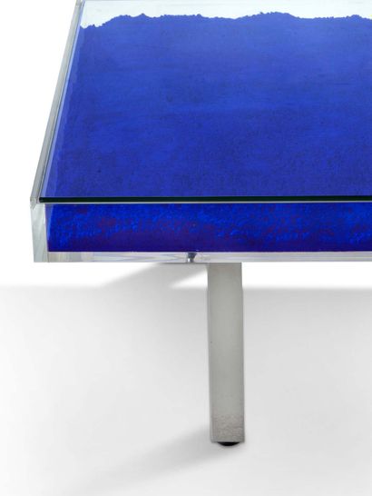 YVES KLEIN (1928-1962) 
Table Bleue, 1961-1963

Verre, plexiglass, chrome, bois et...
