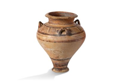  ARCHÉOLOGIE Vase à panse piriforme munie de trois anses. Il est orné de bandes concentriques...