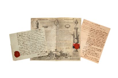 BASTILLE BREVET de Vainqueur de la Bastille, 19 juin 1790 ; 
长方形牛皮纸内页，部分印在国民议会的信笺上，丰富的雕刻框架（由尼古拉绘制，德拉特雕刻），表现了攻占巴士底狱的场景，两个红色蜡封（有点破损），其中一个印在保存的三色带上。



壮观而罕见的巴斯蒂尔的专利。



该专利复制了1790年6月19日的法令文本："国民议会出于对巴士底狱征服者的英勇无畏的钦佩，并希望以国家的名义向那些为了摆脱奴隶制的枷锁和使祖国获得自由而暴露和牺牲自己生命的人公开作证"，决定授予他们武器、诉讼、专利等。



本专利权授予克劳德-福尼尔，他于1745年出生于奥宗（上卢瓦尔省）；它有查尔斯-拉梅特（国民议会主席）、巴士底狱长帕内蒂尔、老福尼尔、索泰、尼古拉和乔拉以及福尼尔的亲笔签名。



克劳德-福尼尔（Claude...