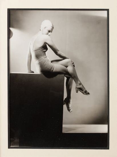 ALBIN-GUILLOT LAURE (1879-1962) Le Maillot de bain. Photographie originale (1937)....