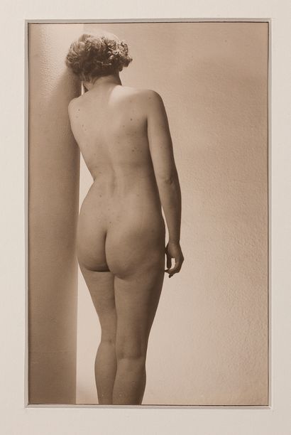 ALBIN-GUILLOT LAURE (1879-1962) 
从后面看女性的裸体。
原始照片，约1935年。16.3 x 10.5厘米，在passepartout下。
插在纸板上的复古银版画，表现一个从后面看裸体的女人。
湿印章："请注明照片Laure...
