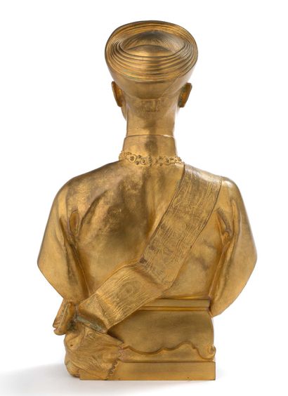 Paul Jean Marie DUCUING (1867/68-1949) 
安南皇帝H.M. Khải Định的画像，大约在1922年。

青铜器，有金色的铜锈，右下角袖子上有签名，有印章F。基地上的Barbedienne...