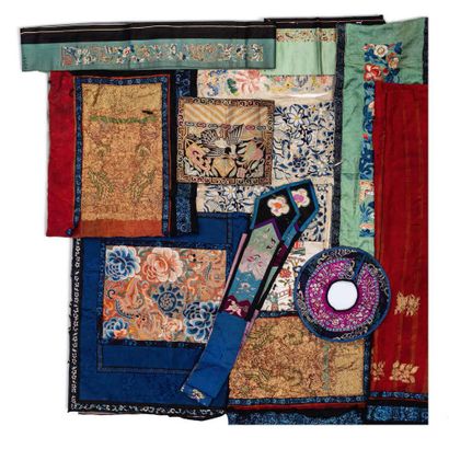 Chine XIXe siècle 
Lot comprenant un ensemble de 14 éléments textiles en soie et...