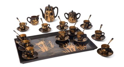 JAPON PÉRIODE TAISHO, VERS 1900 黑罗金漆服务，包括12个小杯，每个都有他们的碟子和勺子，每个都有与他们的勺子和碟子相匹配的独特装饰；一个有盖奶壶，一个有盖糖碗和一个有盖茶壶，上面有芦苇、紫藤、鸢尾、竹子和盛开的花朵的平明绘装饰。
，还有一个黑金漆的长方形托盘，有平明绘装饰。
茶碟、奶壶、糖碗和茶壶下的工场印章。
D....