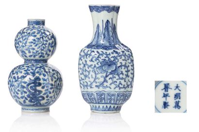 CHINE PÉRIODE QING Lot de porcelaines bleu-blanc, composé d'un vase double-gourde,...