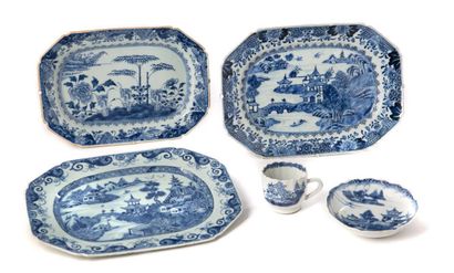 CHINE, COMPAGNIE DES INDES XVIIIE SIÈCLE 
Set of blue-white porcelain, decorated...