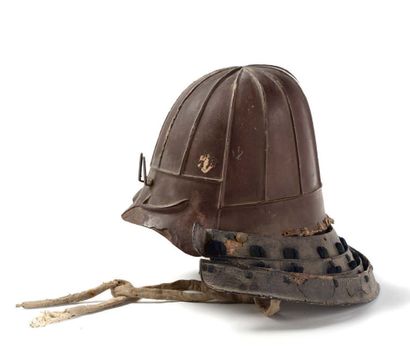 JAPON XIXE SIECLE Japanese helmet called kabuto with four linked rows of navy blue...