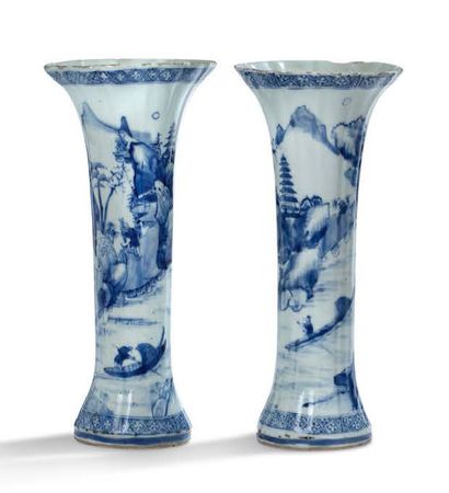 CHINE XVIIIe siècle 
Lot comprenant une paire de vases cornets, à décor en bleu de...