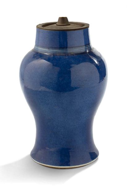 CHINE PÉRIODE KANGXI (1662-1722) 
Moitié de vase yenyen en porcelaine et émail bleu...