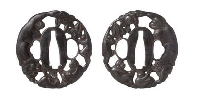 JAPON XVIIIE - XIXE SIÈCLE Iron Sukashi tsuba with openwork decoration of five monkeys...