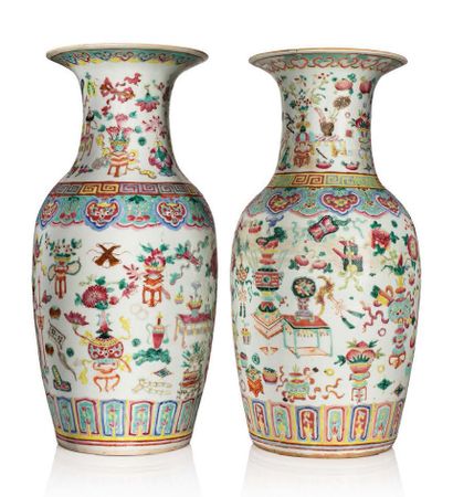 CHINE VERS 1900-1920 
Paire de vases balustres en porcelaine et émaux de la famille...