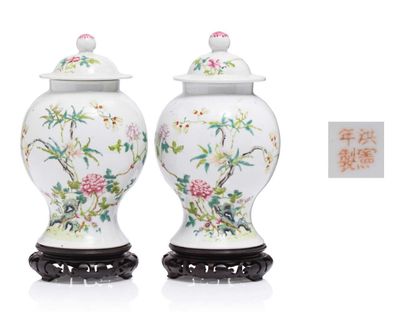 CHINE VERS 1920 
A pair of covered baluster pots in porcelain and Famille Rose enamels,...