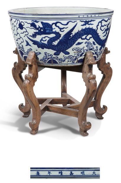 CHINE PÉRIODE JIAJING (1521-1567) Grande vasque en porcelaine blanche, à décor émaillé...