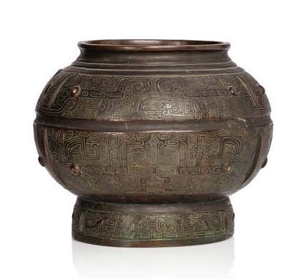 CHINE XXe siècle Coupe en bronze de style Han en bronze à décor archaisant et boutons....