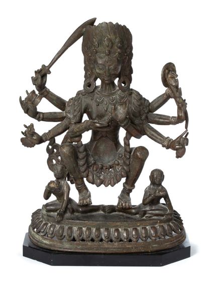 TIBET XVIIE SIÈCLE 
Important groupe en bronze, représentant la divinité Chamunda...