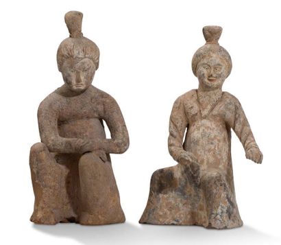 CHINE, DE STYLE MING Deux statuettes Mingqi en terre cuite argileuse et fine, moulées,...