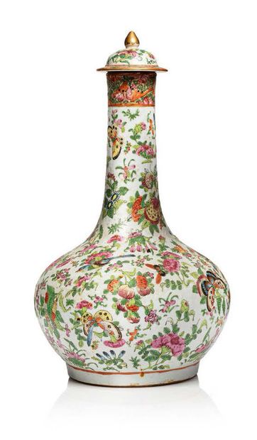Chine XIXe siècle 
Vase pansu à long col en porcelaine de Canton, à décor de papillons...