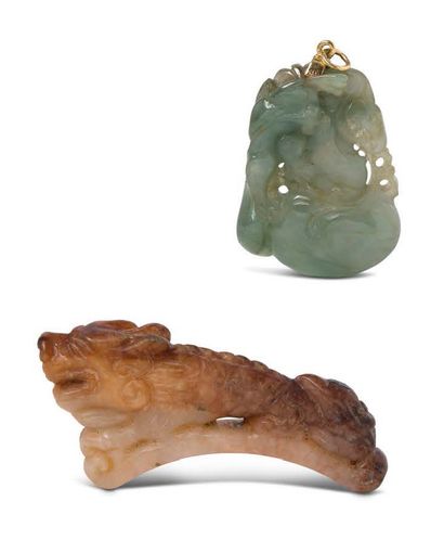 CHINE XXe siècle 
Deux pendentifs, l'un en jadéite représentant une coloquinte avec...