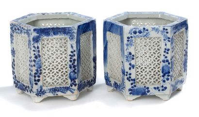 CHINE FIN XIXE SIÈCLE 
Paire de jardinières hexagonales ajourées en porcelaine bleu-blanc...