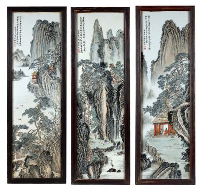 CHINE VERS 1900-1920 
Trois panneaux de porcelaine, à décor polychrome de chemins...