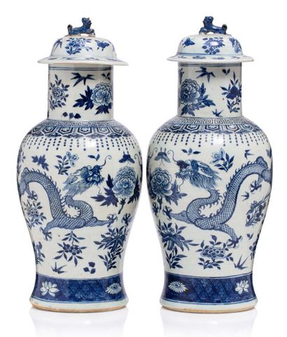 Chine XIXe siècle 
Paire de vases couverts en porcelaine bleu-blanc à décor de dragons...