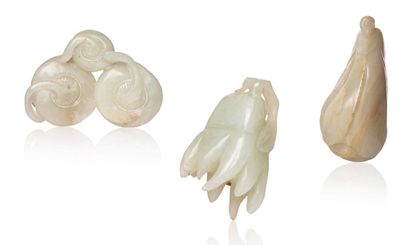 CHINE période Jiaqing (1796-1820) 
Three celadon jade pendants representing mushrooms,...