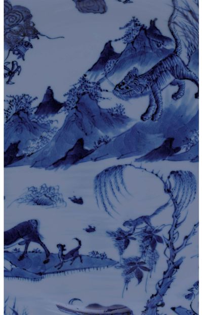 CHINE XXe siècle 
Assiette en porcelaine bleu-blanc à décor des animaux du zodiaque...
