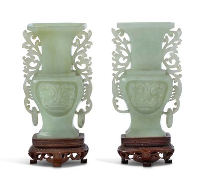 CHINE XXe siècle 
Paire de vases en serpentine à décor de masques de taotie dans...