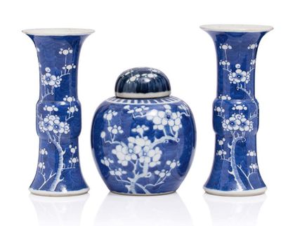 Chine XIXe siècle 
Lot including a pair of cone vases, and a ginger pot, in porcelain...
