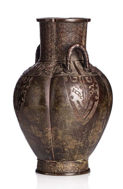 CHINE XVIIE - XVIIIE SIÈCLE 
Vase à panse godronnée surmonté de deux petites anses...