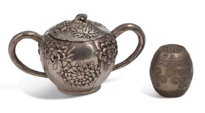 JAPON vers 1900 Silver covered sugar bowl, with chrysanthemum embossed decoration,...